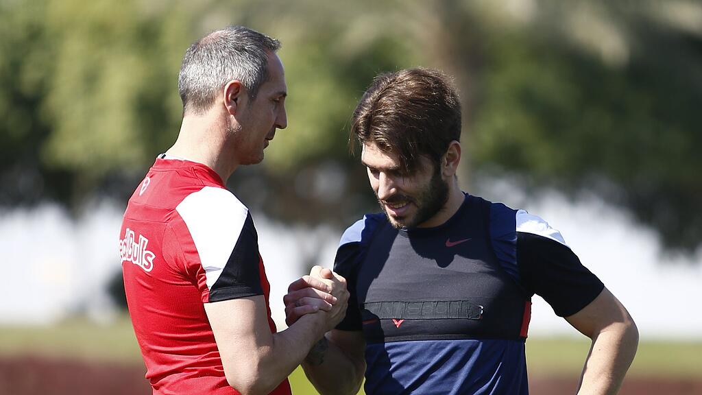 Adi Hütter und Jonatan Soriano beim Trainingslager in Katar.