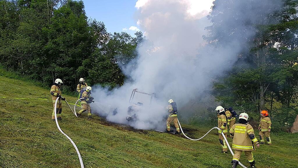 Mähtraktor in Maria Alm in Flammen