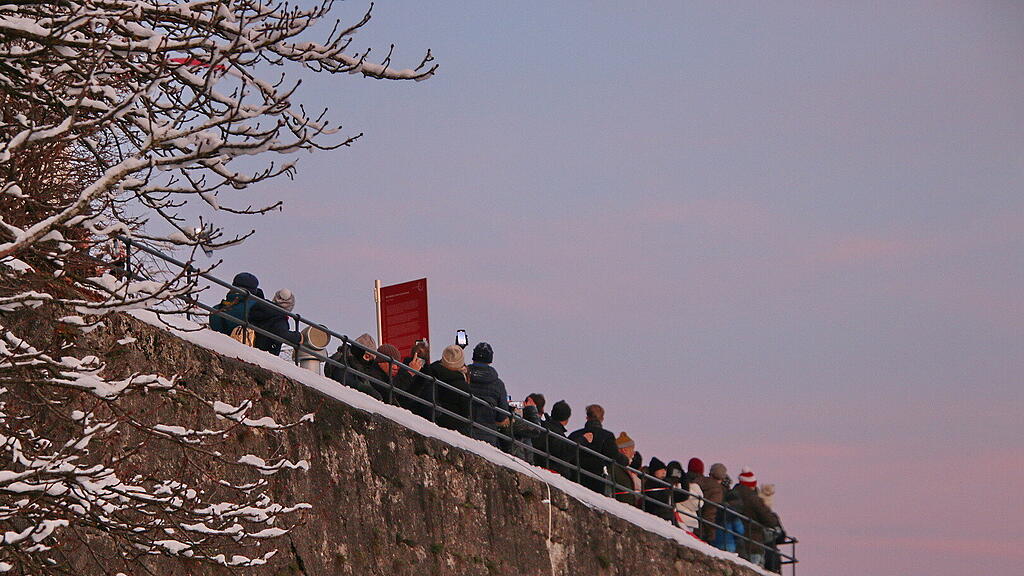 1. Adventlichterlflug der Paragleiter \u00fcber der Stadt Salzburg