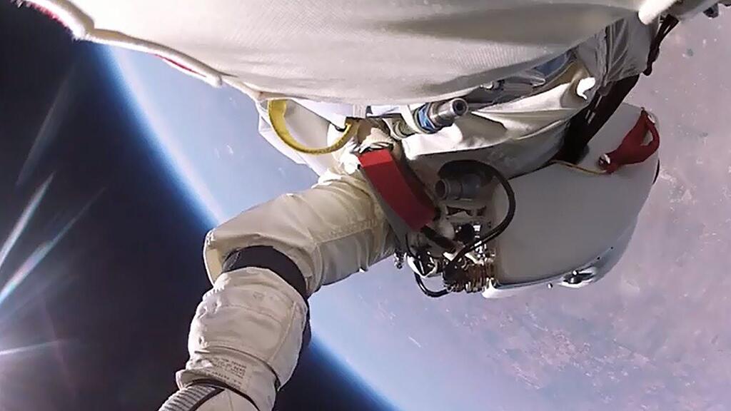 Felix Baumgartner in knapp 40 Kilomtern Höhe - Gefilmt von einer GoPro Kamera.