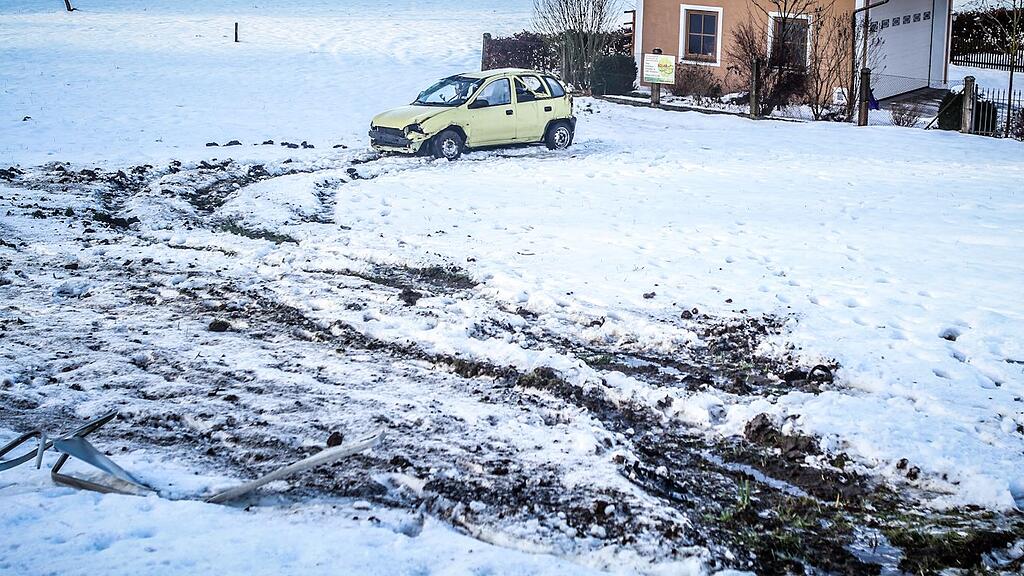 Das Auto überschlug sich und landete in einer Wiese. Der Pkw-Lenker ergirff die Flucht.
