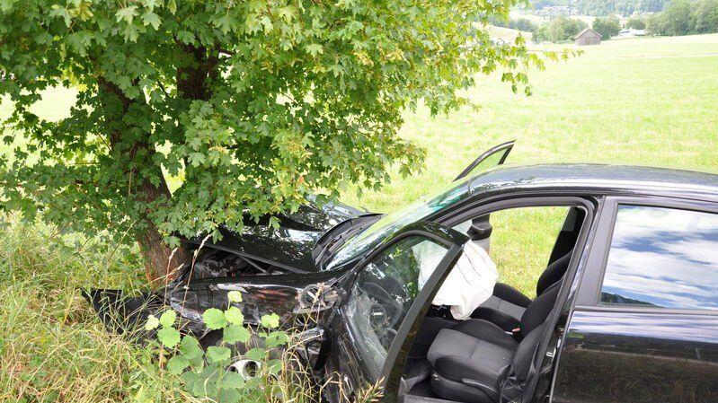 Der Unfalllenker knallt mit seinem Pkw frontal gegen einen Baum.