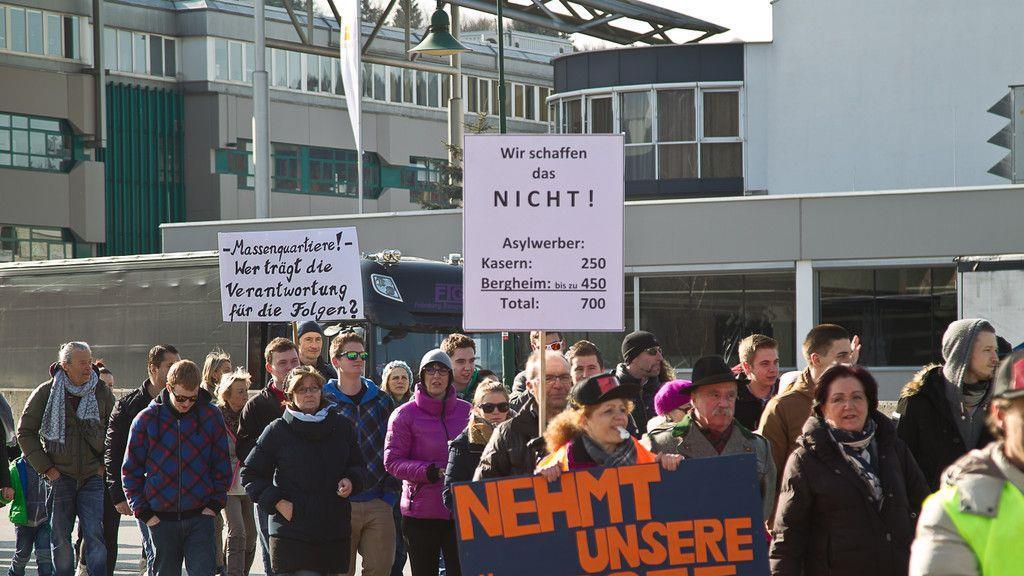 200 Personen demonstrieren gegen Asyl-Großquartier in Straniakstraße