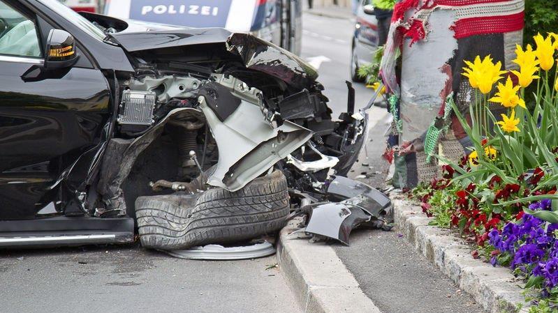 Auto crasht am Hanuschplatz