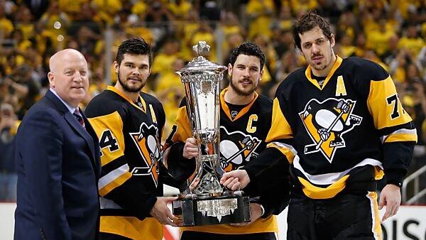 Pittsburgh-Kapitän Crosby mit der Prince of Wales Trophy