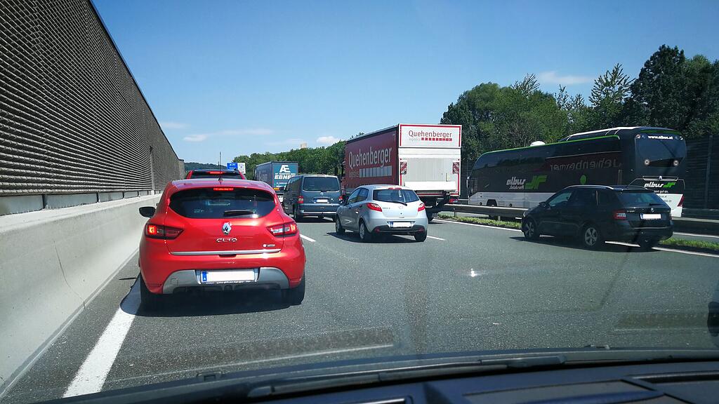 Bei stockendem Verkehr ist eine Rettungsgasse zu bilden.