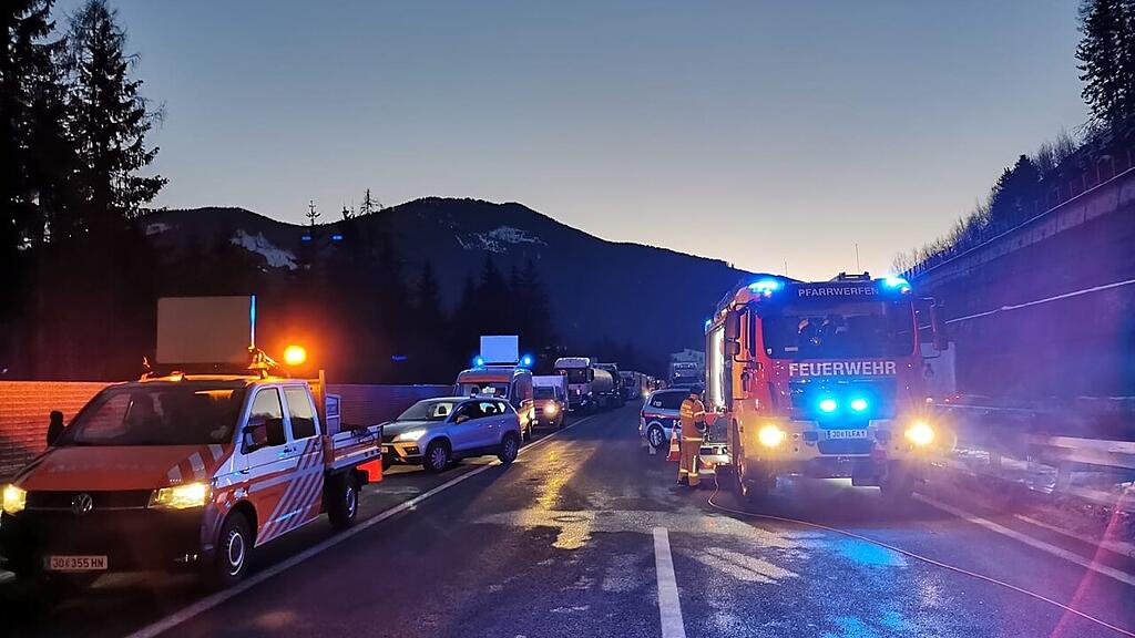A10 bei Hüttau: Sattelschlepper contra Pkw