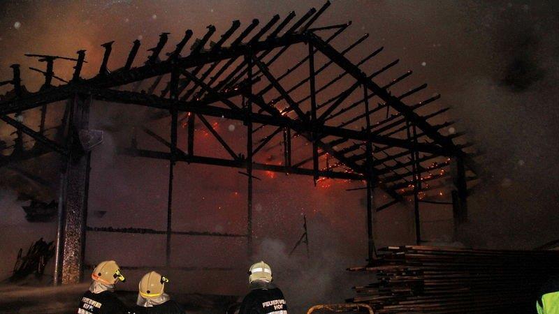 Sägewerk in Vollbrand: Löscharbeiten