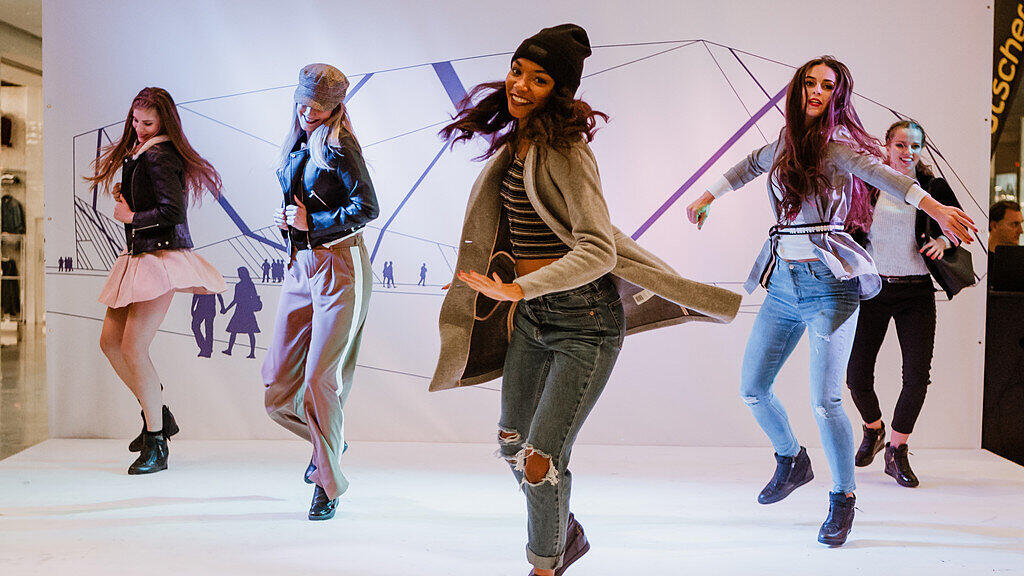 In der Shopping-Arena wurden die Trends tanzend vorgestellt.