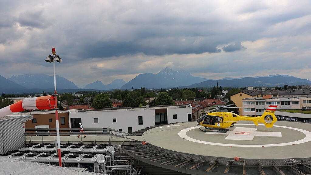 Einsatz\u00fcbung mit brennendem Hubschrauber