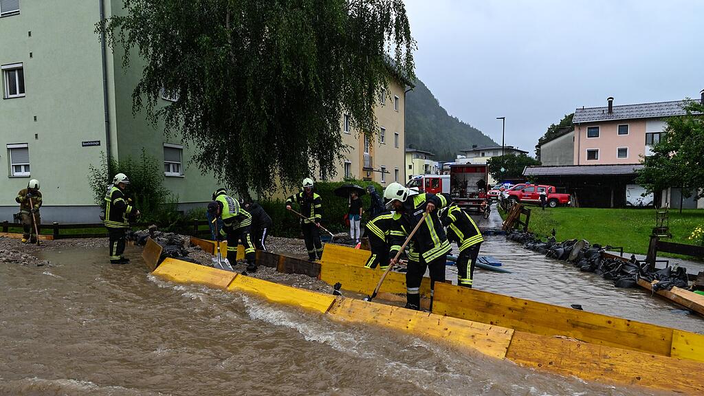 Aufräumarbeiten nach Überschwemmungen in Kufstein