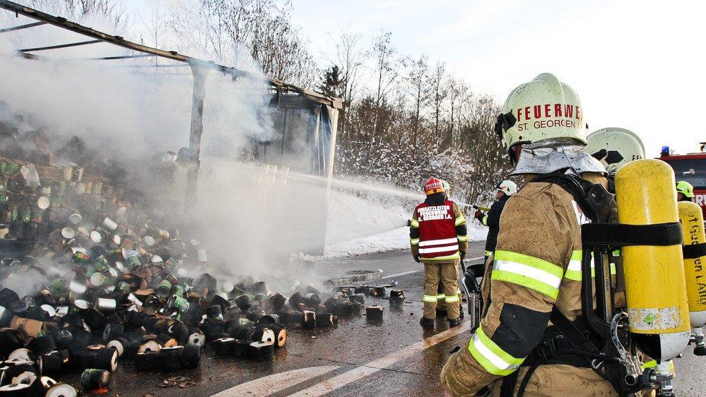 Lkw-Anhänger brennt auf A1 aus