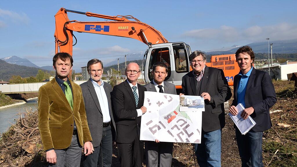 Im Bild von links: LAbg. Johann Schnitzhofer (Bgm. Abtenau), Josef Rußegger (Vize-Bgm. Hallein), LHStv. Christian Stöckl, BH Helmut Fürst, LAbg. Lukas Essl und Baumeister Bernd Hillebrand.