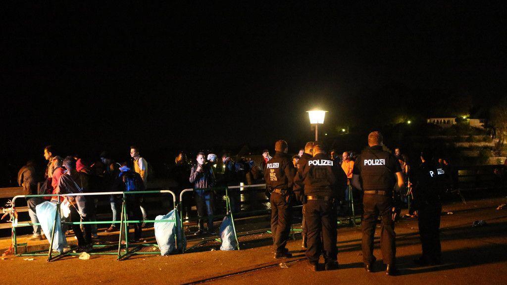 OÖ: Zahlreiche Flüchtlinge verbringen Nacht an Grenze