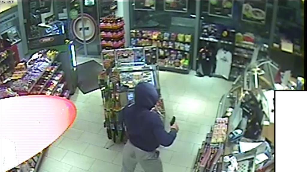 Überfall auf Tankstelle in Maxglan: Bilder der Überwachungskamera