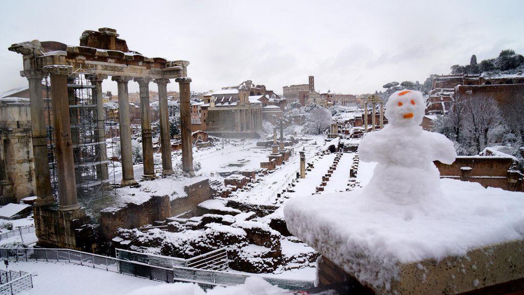Rom versinkt im Schnee
