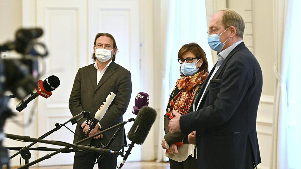Stefan Thurner (Complexity Science Hub Vienna), Vakzinologin Ursula Wiedermann-Schmidt und Oswald Wagner (AKH Wien) am Montag, 30. November 2020, im Rahmen eines Expertengesprächs anl. des Starts der Massentestungen im Bundeskanzleramt in Wien.