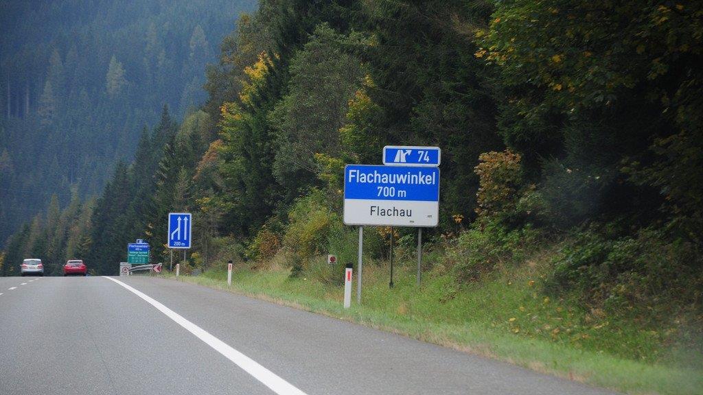 Pkw rast Polizei davon