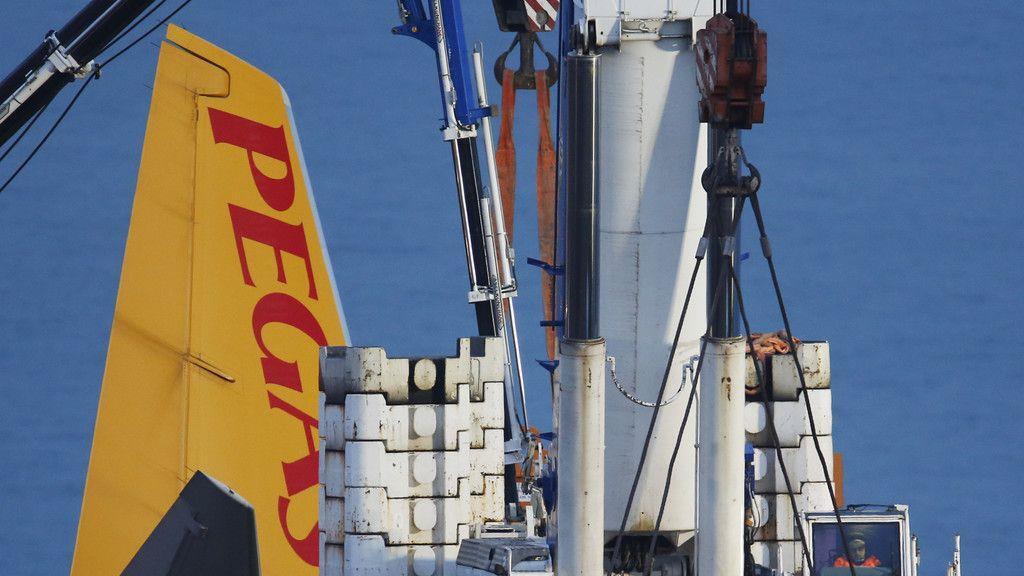 Flugzeug wird geborgen
