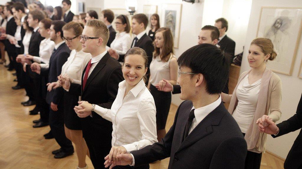 Debütanten probten Eröffnung für den Opernball 2014