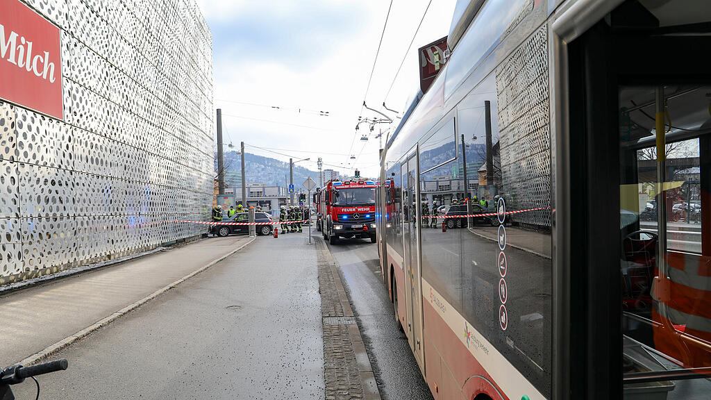 Auto Contra Hausmauer Itzling