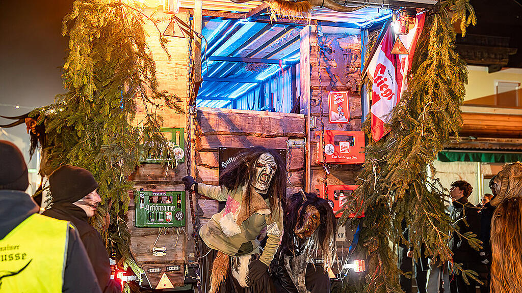 Krampuslauf im Ortszentrum, Großgmain