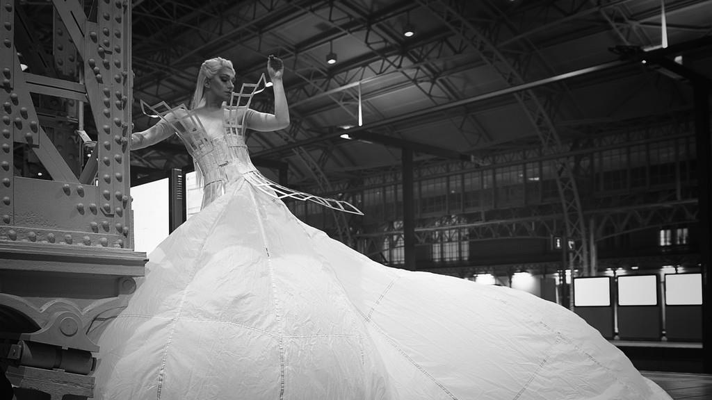 Hauptbahnhof als Kleid: Fotoshooting