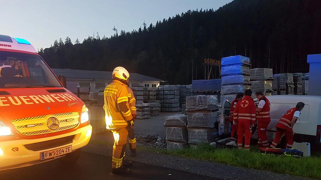 Auto contra Betonwand in Maishofen