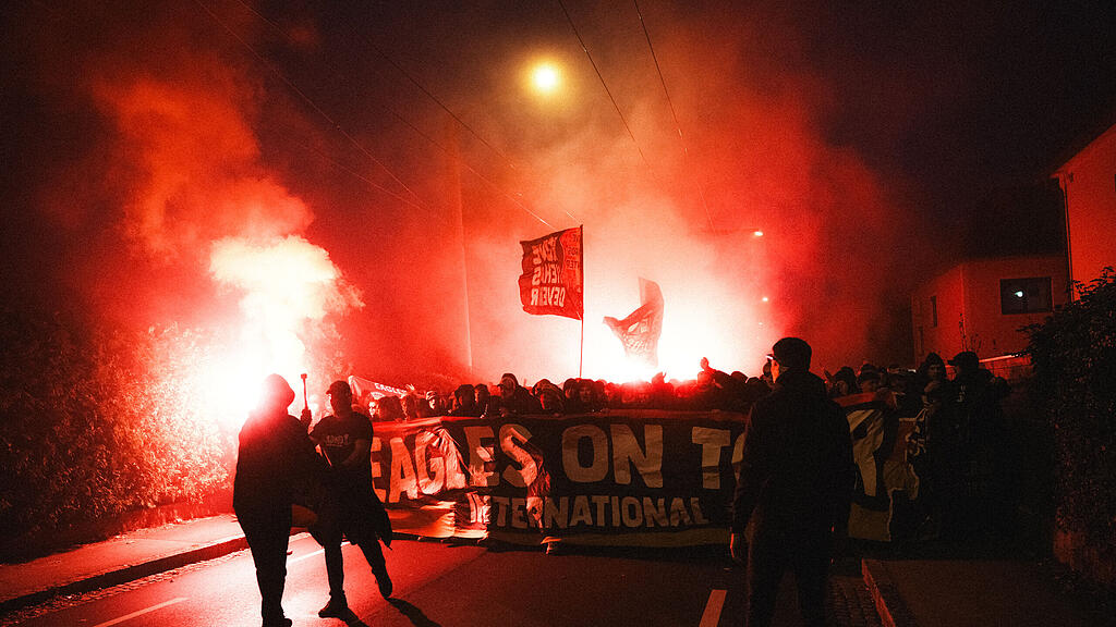 Fanmarsch von Go Ahead Eagles in Salzburg