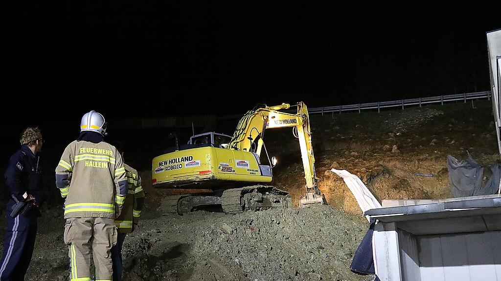 Die Feuerwehr Hallein schaute sich die Gefahrenstelle an.