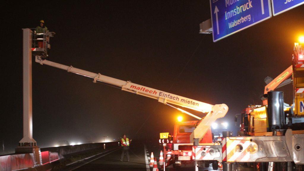 A10: Überkopfwegweiser montiert