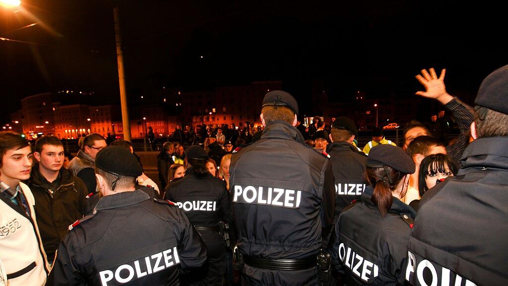 Symbolbild: Die Polizeibeamten in der Stadt Salzburg waren in der Nacht auf Samstag im Dauereinsatz: Drei Schlägereien mit acht Verletzten.