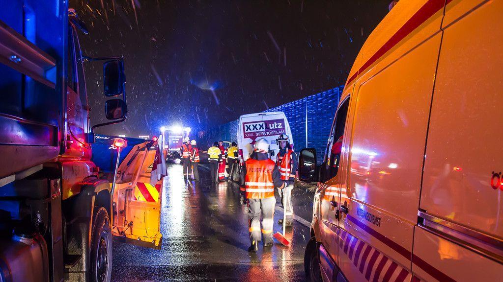 Zwei Verletzte bei Unfall mit Klein-Lkw auf A1