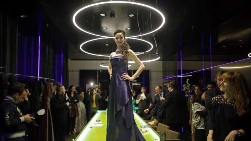 Künstlerinnen präsentieren Roben für Opernball 2014