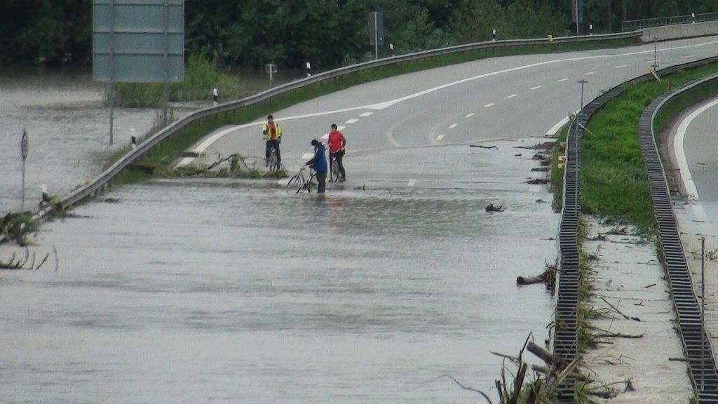 A8 überflutet