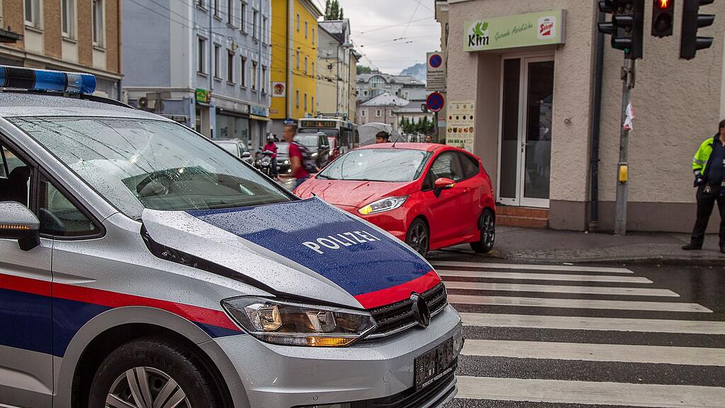 Eine Polizistin wurde bei dem Unfall verletzt.