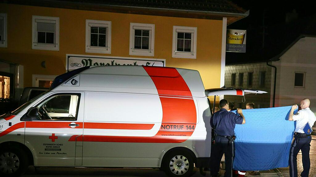 Die Einsatzkräfte in der Nähe des Auffindungsortes.