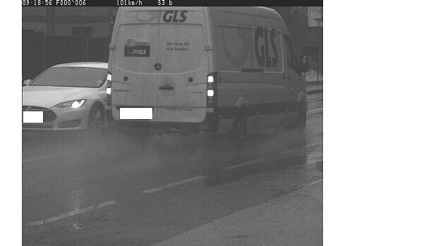 Paketzusteller und Autofahrer viel zu schnell unterwegs