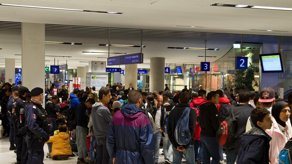 Flüchtlinge in Salzburg: Hauptbahnhof in der Nacht auf Mittwoch