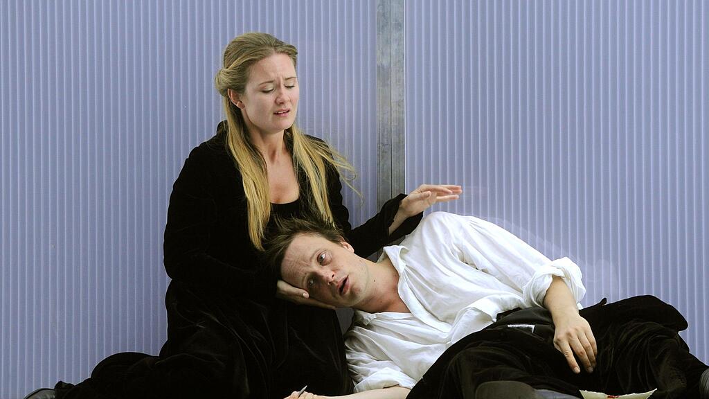 Pauline Knof als Prinzessin Natalie und August Diehl als Prinz Friedrich Arthur von Homburg, während der Fotoprobe des Schauspiels "Prinz Friedrich von Homburg" von Heinrich von Kleist, im Landestheater am 24. Juli 2012.