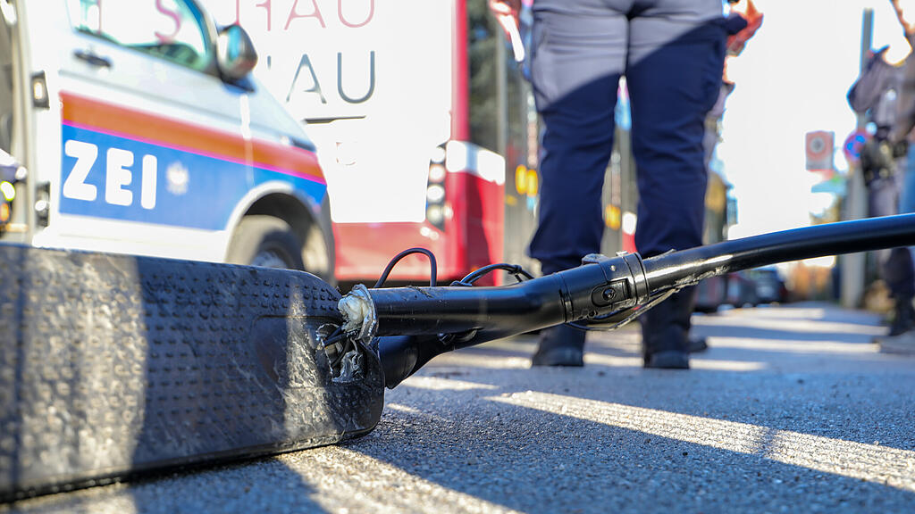 Crash mit E-Scooter und Obus in Salzburg-Liefering