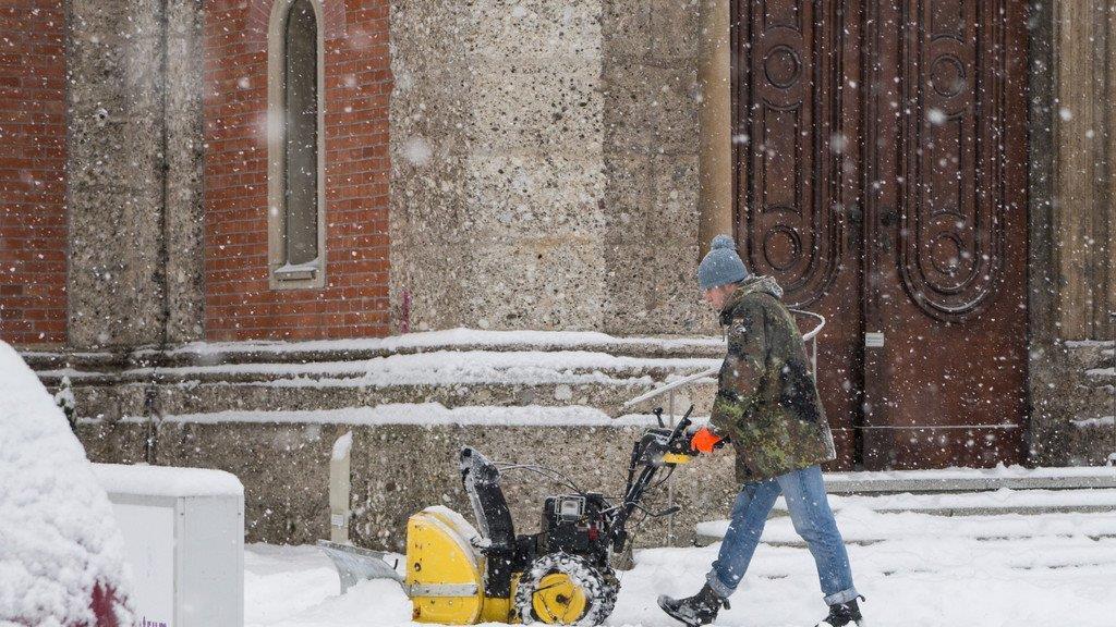 Schnee sorgt für Unfälle und Verkehrschaos: Innenstadt versinkt im Schnee