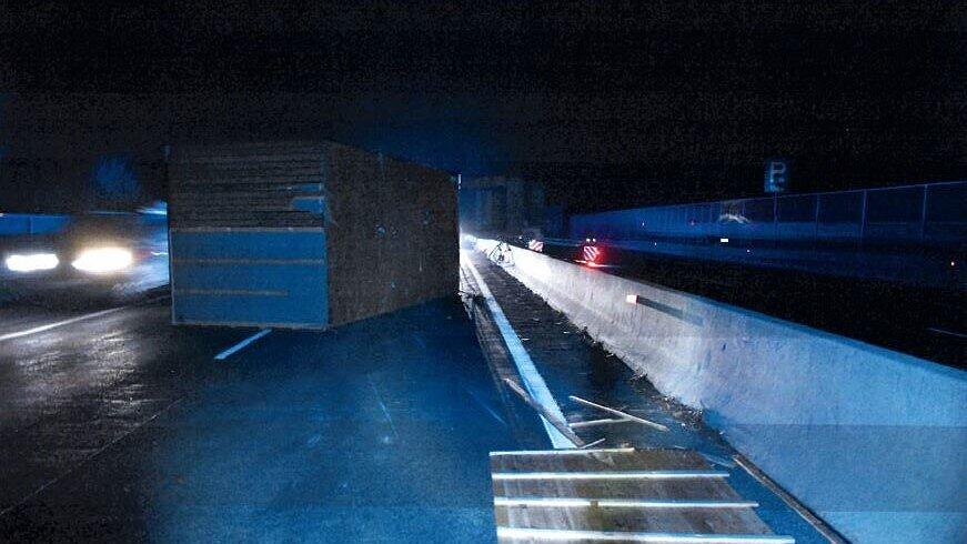 Lkw mit Mobile Home auf A10 in Bad Vigaun verunglückt