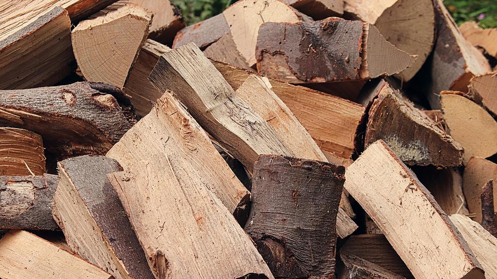 firewood-6999950_1920.jpg