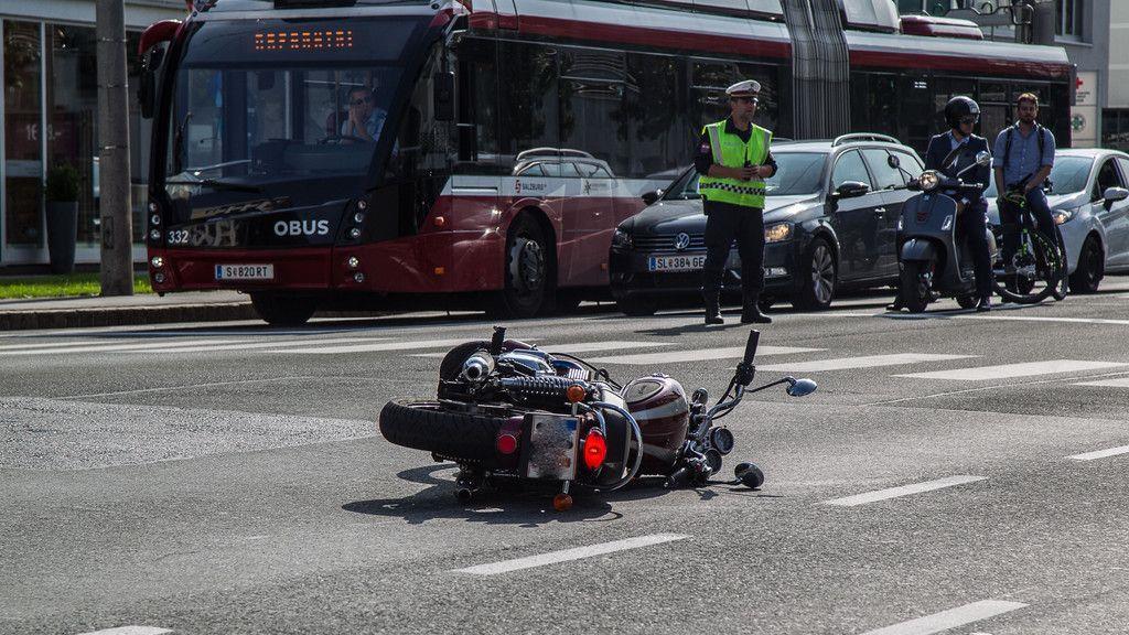Motorrad vs. Pkw in der Sterneckstraße