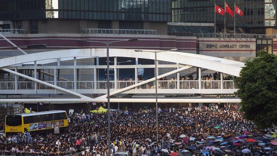Demonstranten legen Hongkong lahm