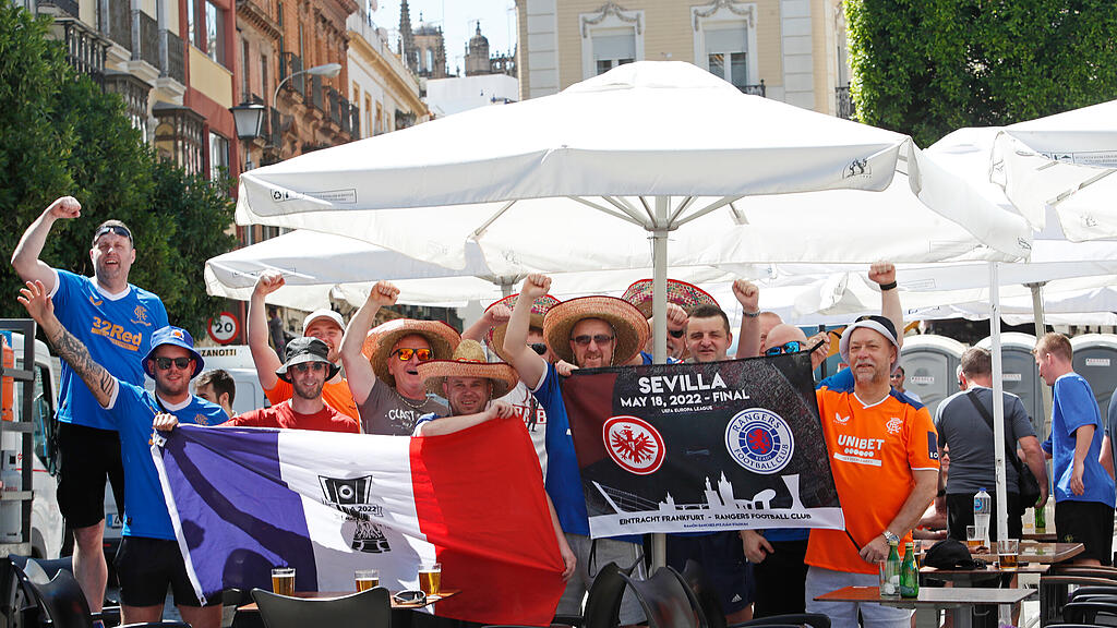 Frankfurt-Fans feiern in Sevilla