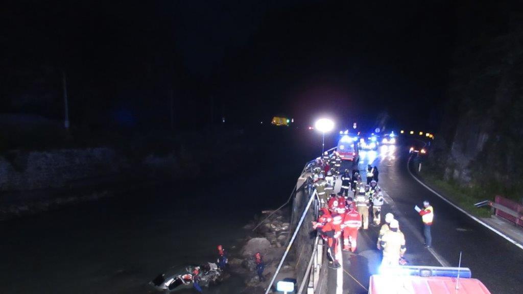 Auto stürzt in Salzach