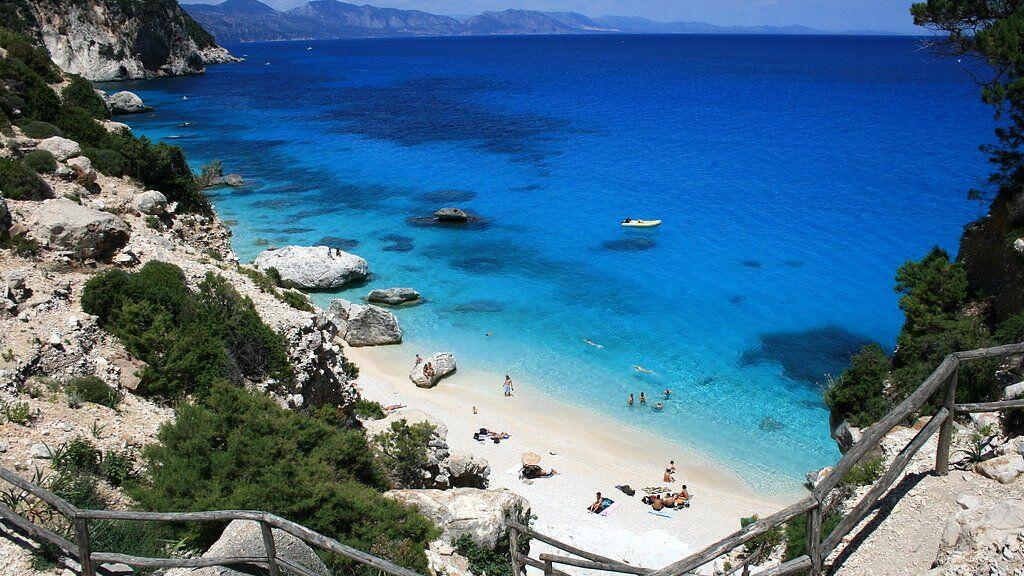 Je abgeschotteter, desto Promi: Viele versteckte Strände Sardiniens sind nur per Boot erreichbar.