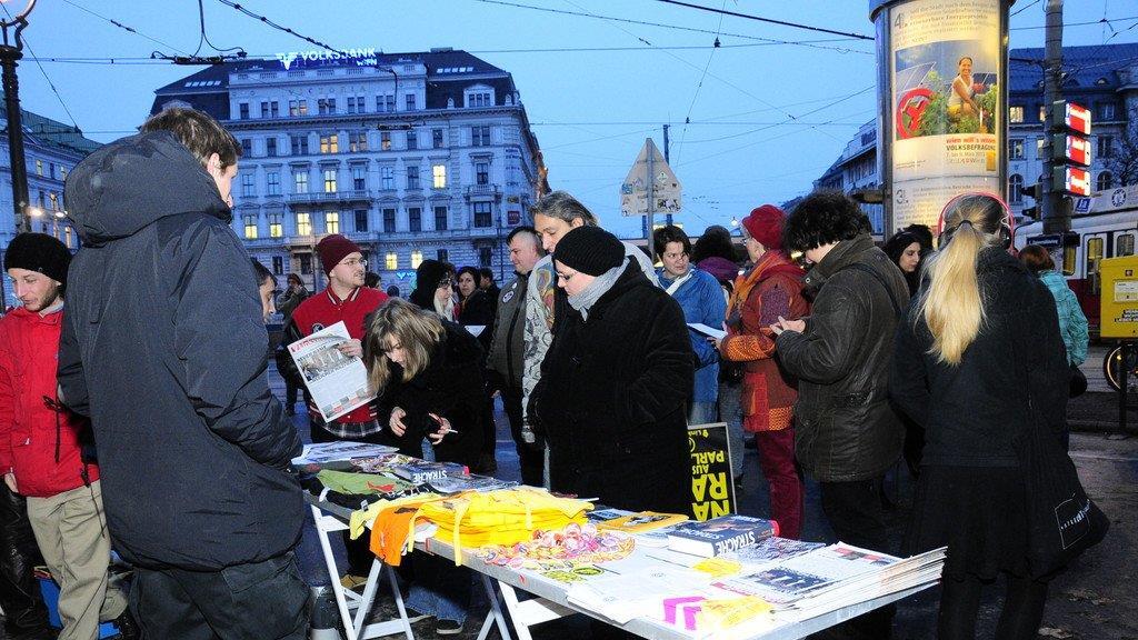 Akademikerball 2013: Demonstranten versammeln sich vor der Hauptuni